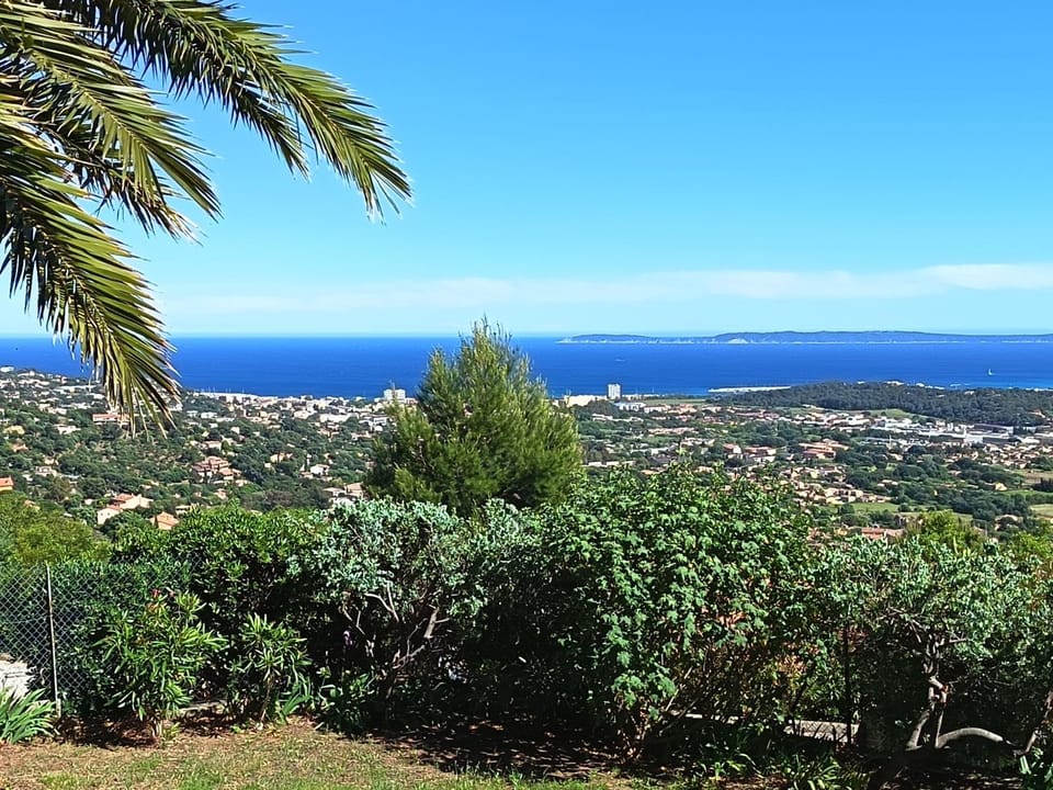 LE MAS JUAN villa climatisée, au calme, avec piscine, grand jardin et vue mer panoramique Villa in Bormes-les-Mimosas