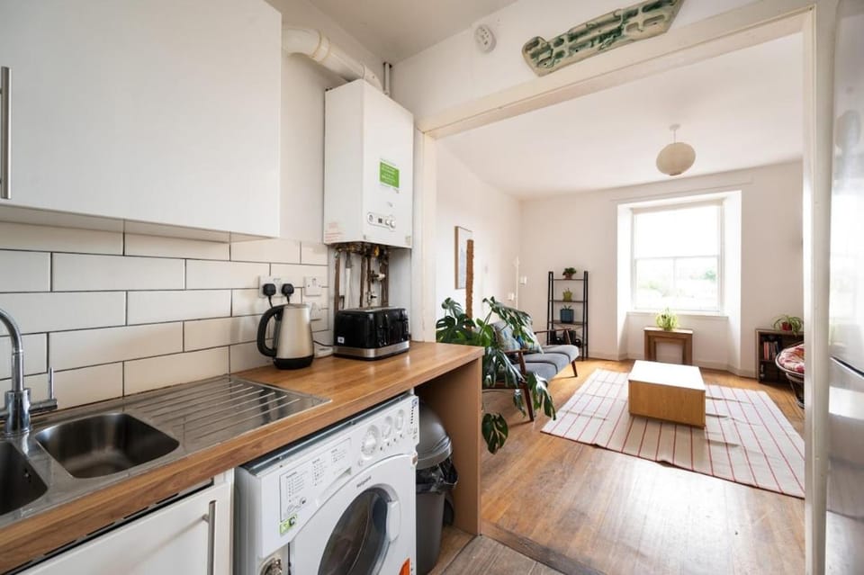 Sunny flat in Leith with the view of Arthur's Seat Apartment in Edinburgh