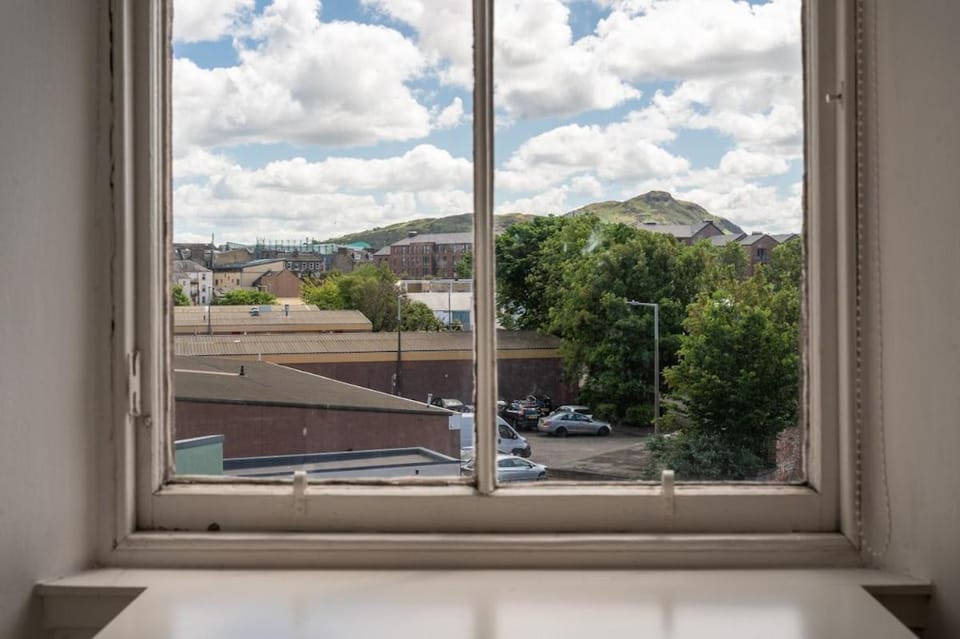 Sunny flat in Leith with the view of Arthur's Seat Apartment in Edinburgh