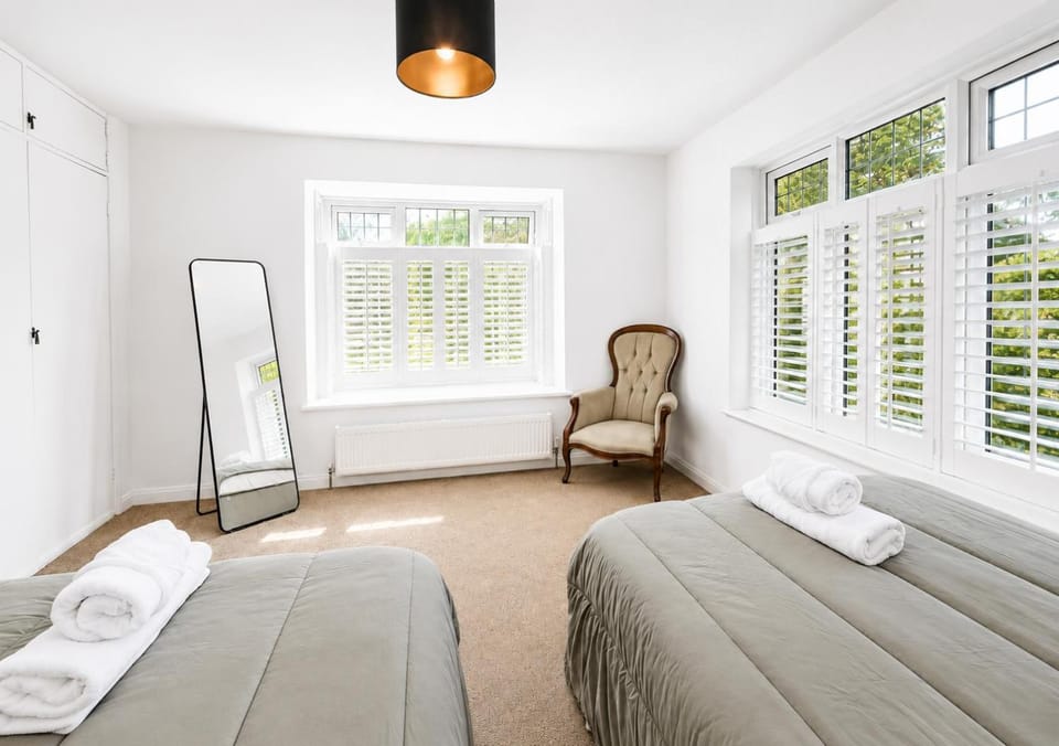 Bed, Photo of the whole room, Bedroom, towels