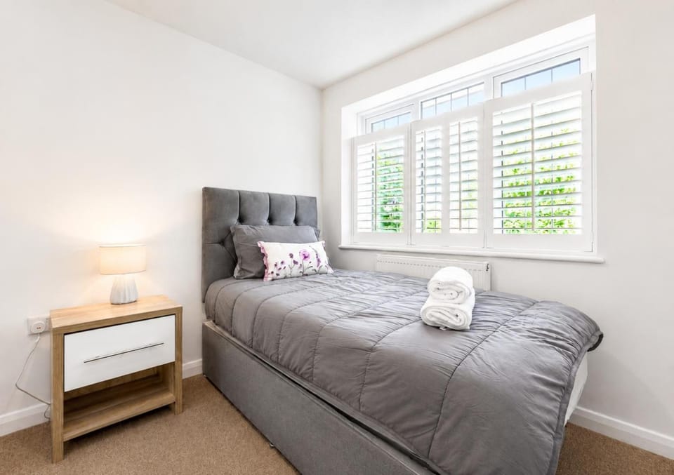 Bed, Photo of the whole room, Bedroom, towels