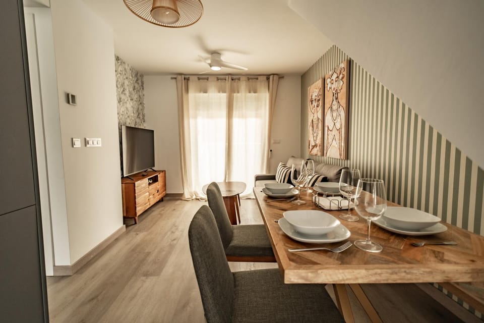 TV and multimedia, Living room, Lounge or bar, Dining area
