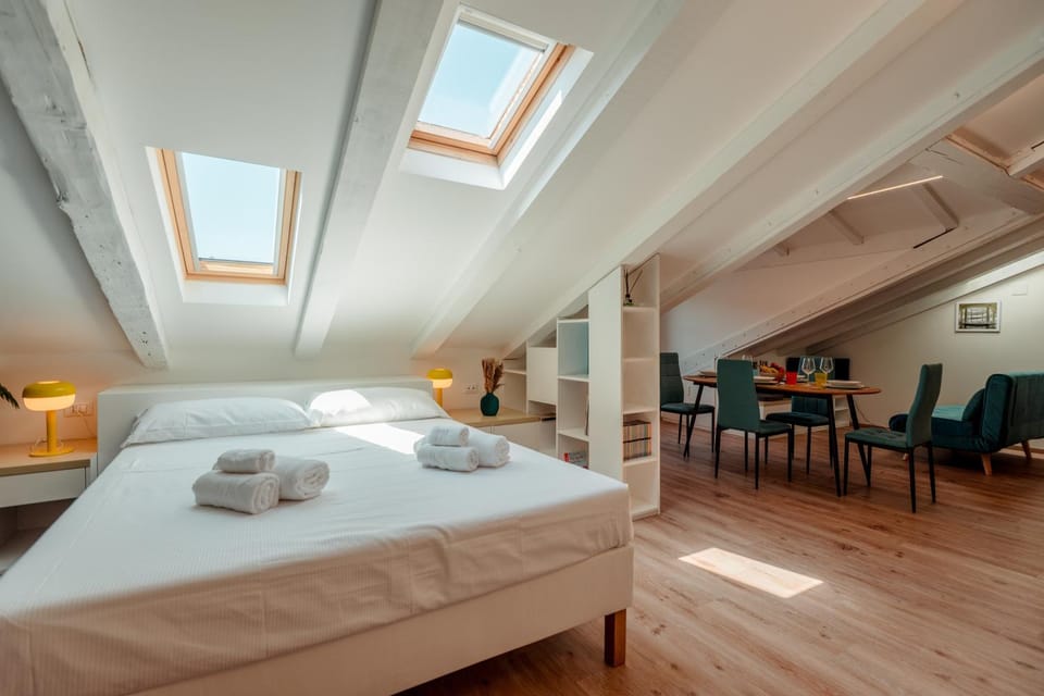 Bed, Photo of the whole room, towels
