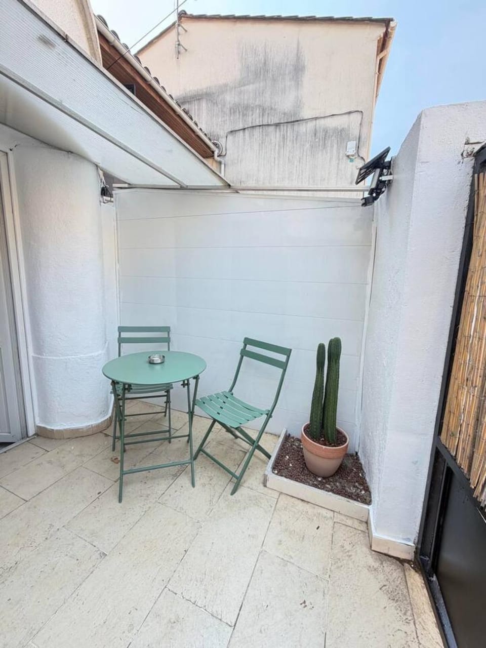 Studio Moderne tout équipé, petit extérieur Nîmes Apartment in Nimes