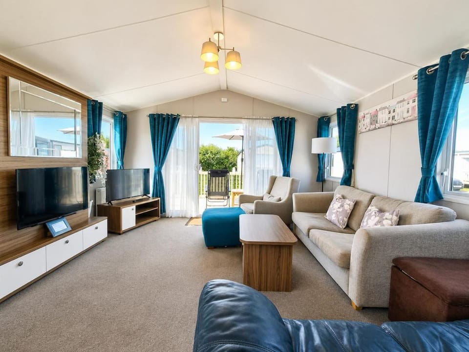 The Beach Lodge inside Parkdean Camber Sands Resort - Parking, Decking, Fast Wi-Fi House in Camber