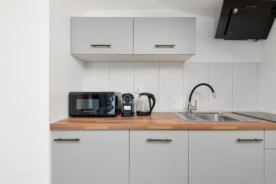 Coffee/tea facilities, Kitchen or kitchenette, stove