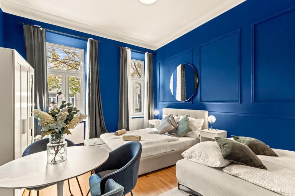 Bed, Dining area, Bedroom