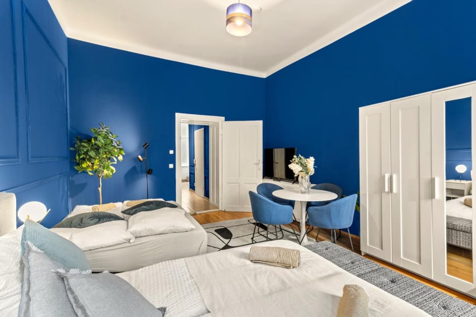 Bed, Photo of the whole room, Seating area, Bedroom