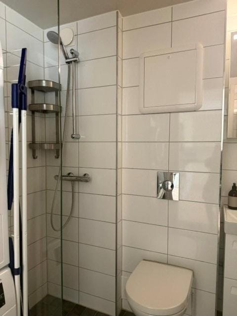Shower, Toilet