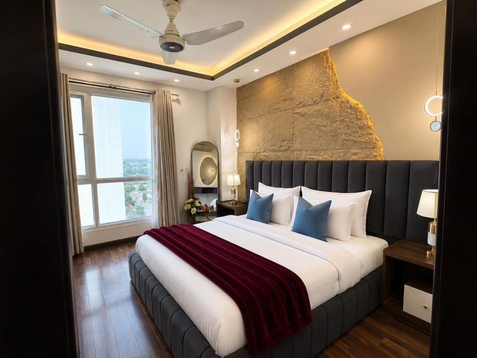 Bed, Photo of the whole room, Bedroom, fireplace, air conditioner