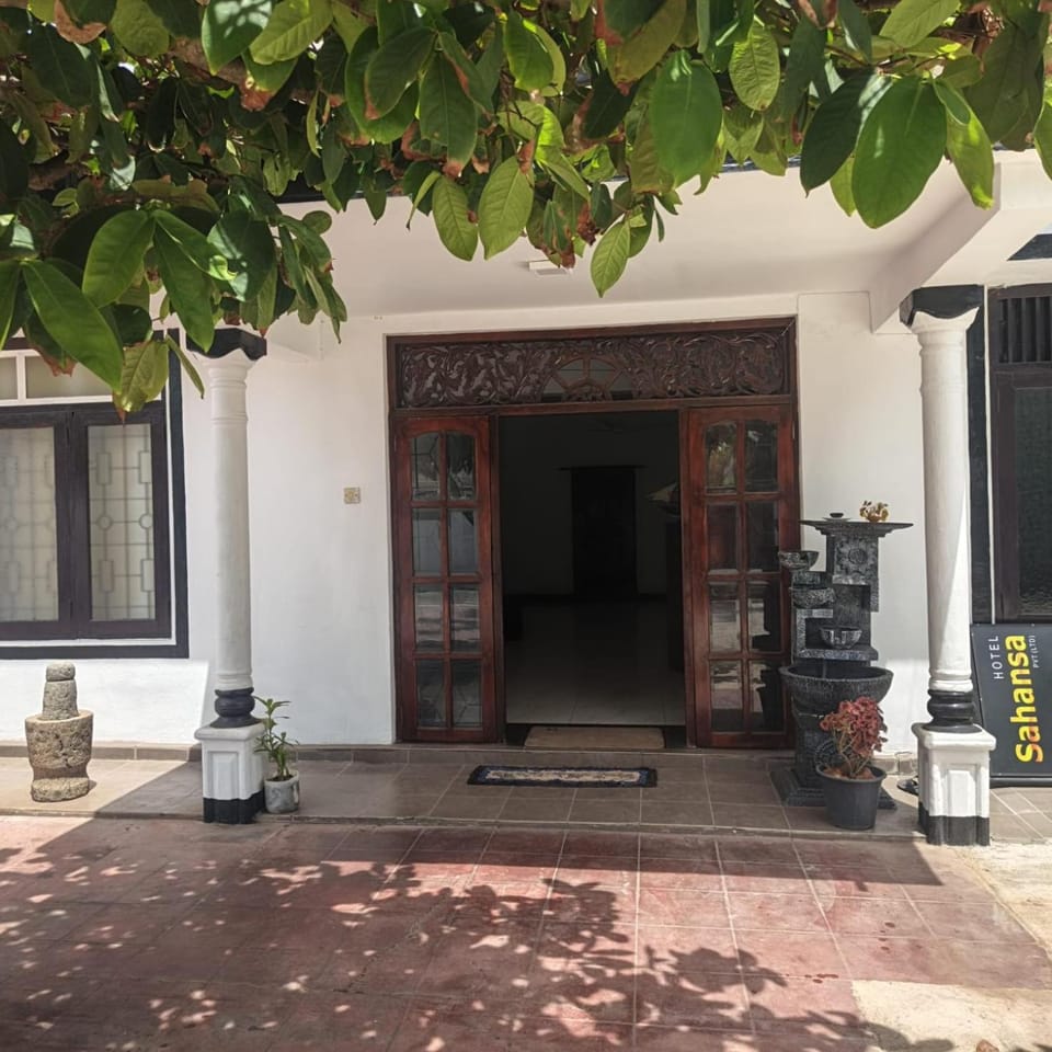 Sahansa hotel bambalpitya Bed and Breakfast in Colombo