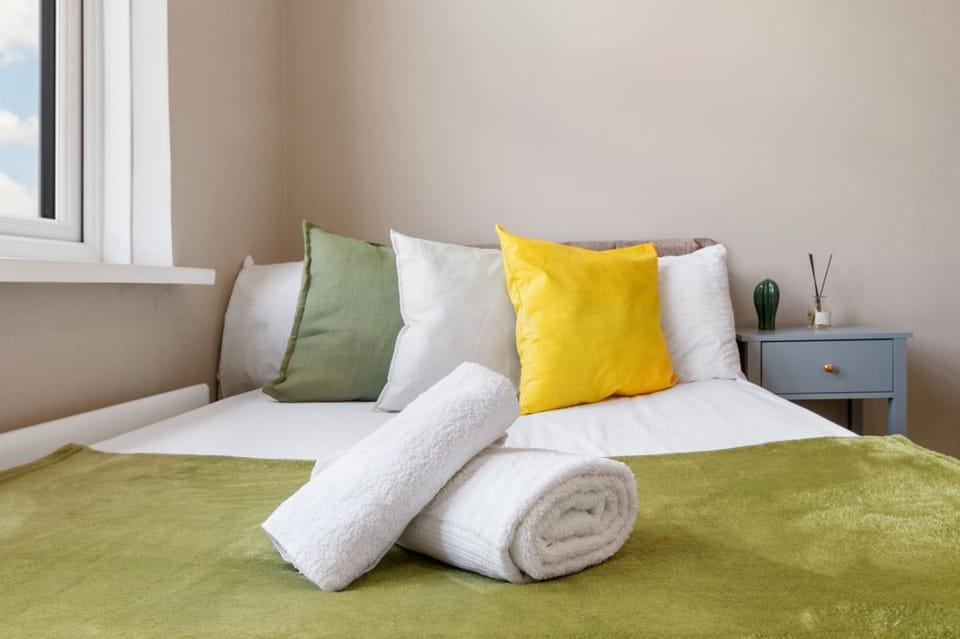 Excellent Contractor 2Bedroom flat Canary Wharf with Wifi Near DLR sleep 6 Apartment in London