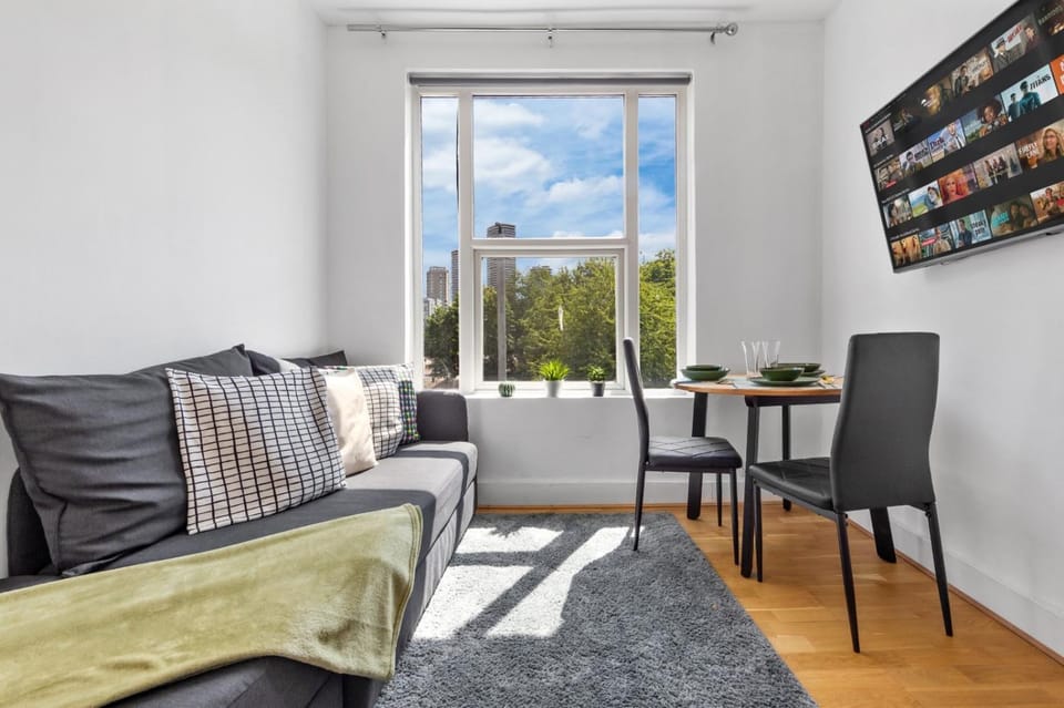 Excellent Contractor 2Bedroom flat Canary Wharf with Wifi Near DLR sleep 6 Apartment in London