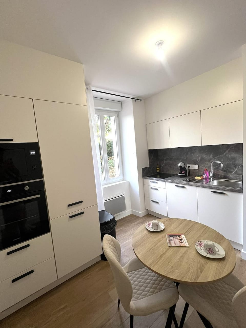 Coffee/tea facilities, Kitchen or kitchenette, Dining area, dishwasher, oven, stove