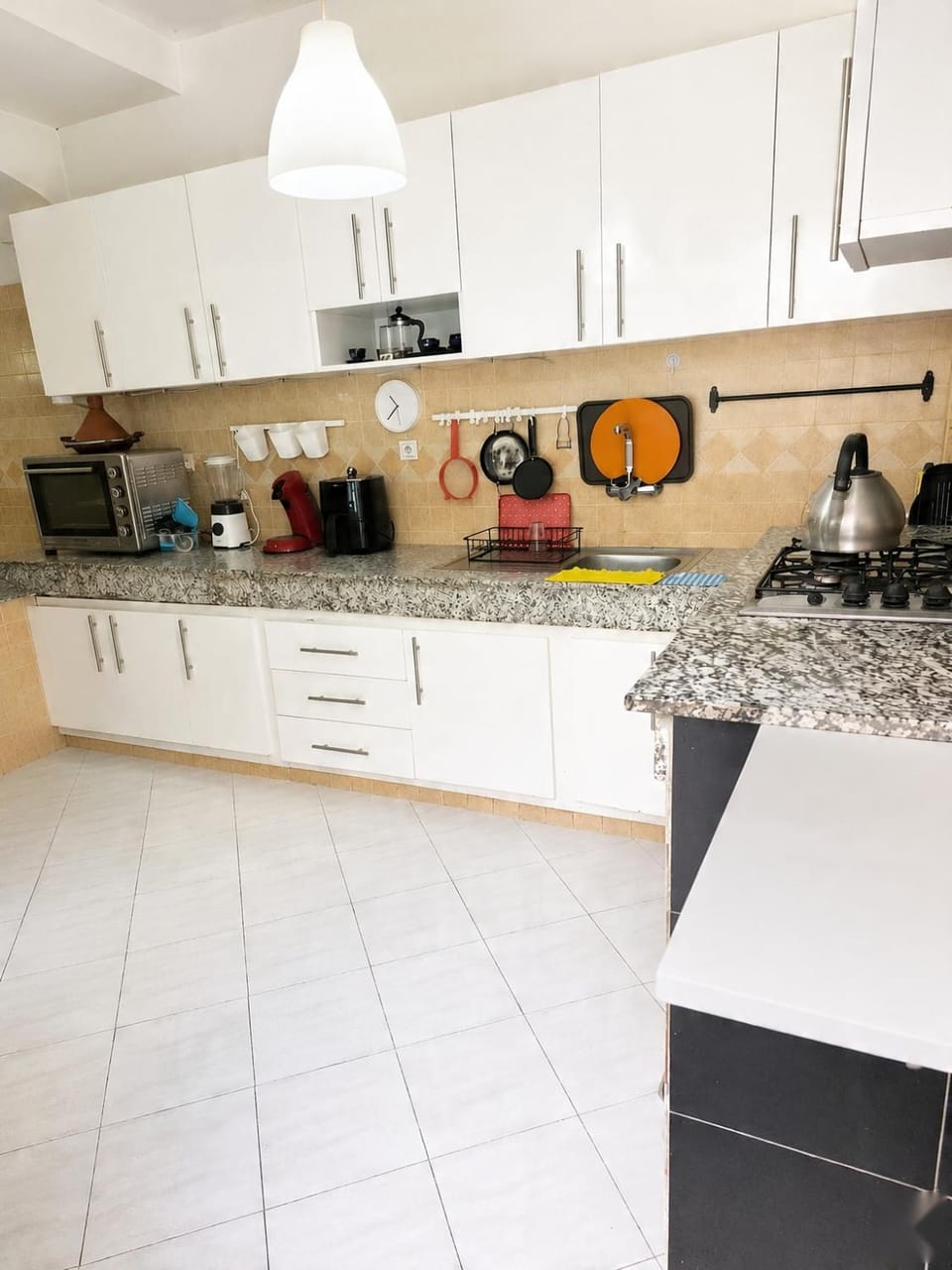 Coffee/tea facilities, Kitchen or kitchenette, dishwasher, stove, toaster