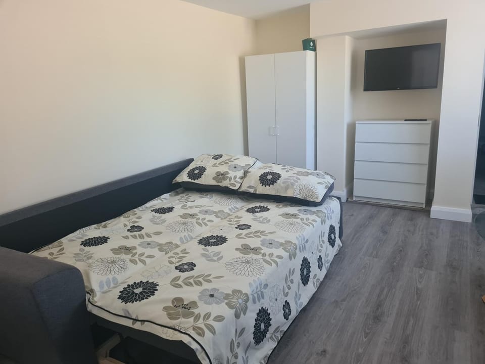 Bed, TV and multimedia, Bedroom