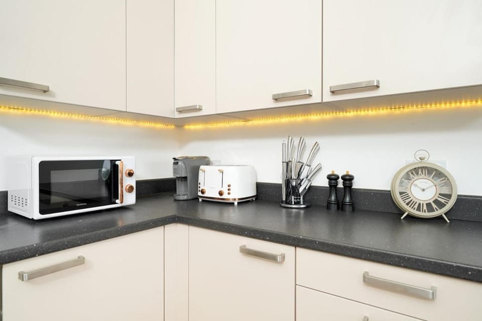 Spacious 2BR I Short Walk to Stadium I Sleeps 8 Apartment in Wembley