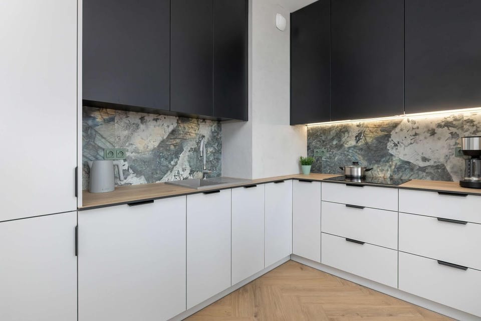 Coffee/tea facilities, Kitchen or kitchenette, stove
