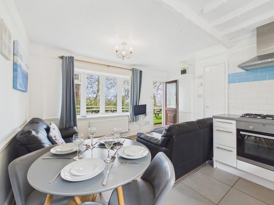 Lodge 12 - 2 bed with parking House in North Devon District