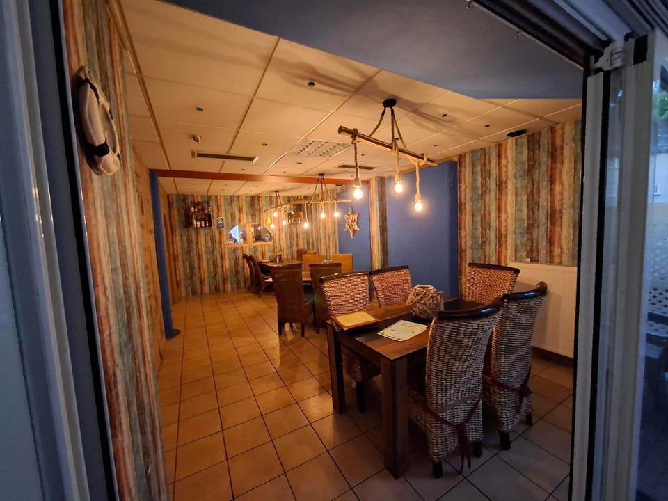 Restaurant/places to eat, Restaurant/places to eat