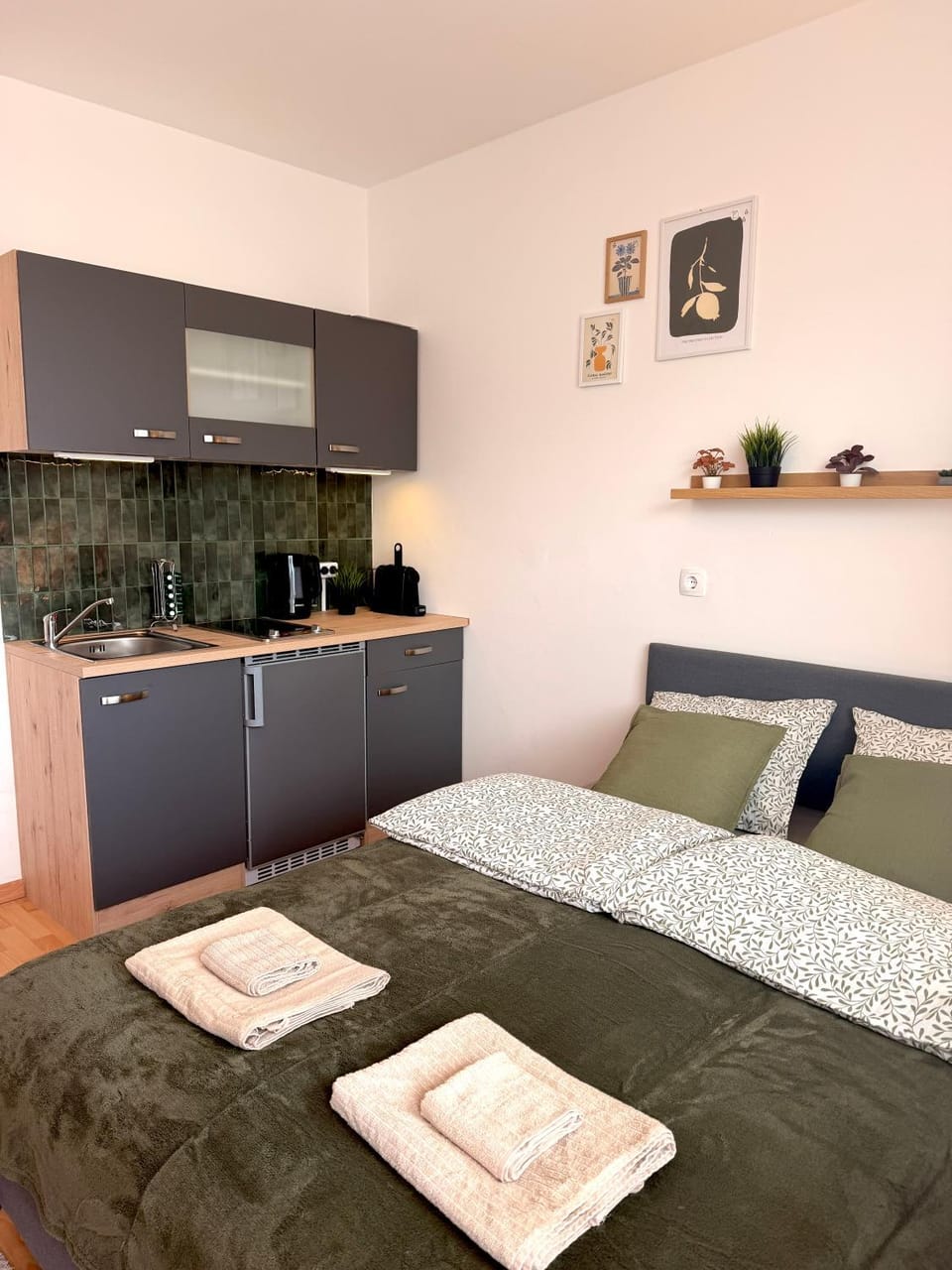 Bed, Kitchen or kitchenette, Photo of the whole room, Bedroom, towels