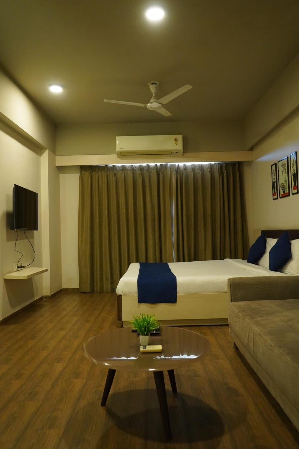 Bed, TV and multimedia, Photo of the whole room, Seating area, Bedroom, air conditioner