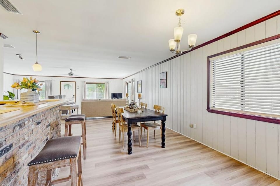Tranquil dog-friendly family home with Gulf view steps to private beach access House in Sunnyside