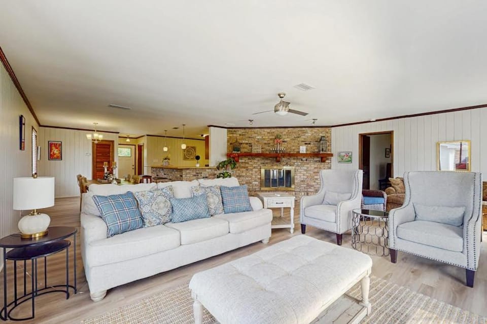 Tranquil dog-friendly family home with Gulf view steps to private beach access House in Sunnyside