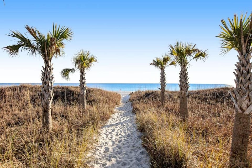 Convenient condo with WiFi WD shared pool tennis & bocce and more House in Sunnyside