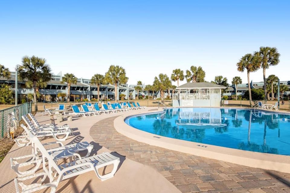 Convenient condo with WiFi WD shared pool tennis & bocce and more House in Sunnyside