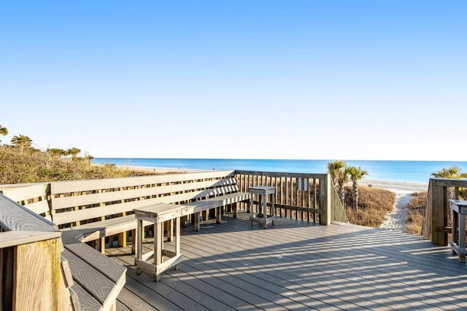Convenient condo with WiFi WD shared pool tennis & bocce and more House in Sunnyside