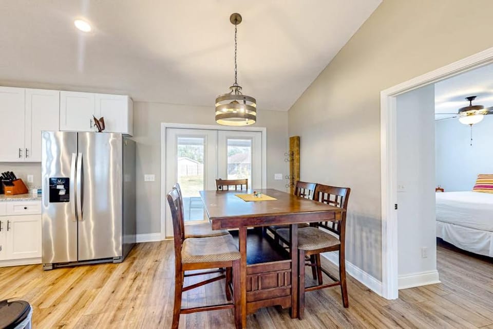 Sunlit dog-friendly Gulf retreat with patio W&D - moments from beaches & parks House in Upper Grand Lagoon