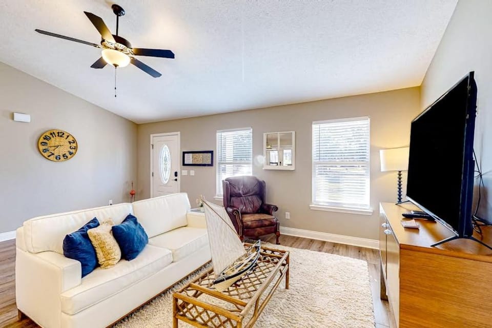 Sunlit dog-friendly Gulf retreat with patio W&D - moments from beaches & parks House in Upper Grand Lagoon