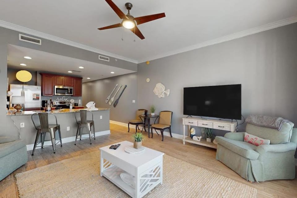 3rd-floor beach view condo with Pool Hot tub & private balcony House in Lower Grand Lagoon