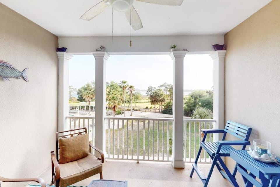 3rd-floor beach & pool-view condo with outdoor pool hot tub grills balcony House in Lower Grand Lagoon