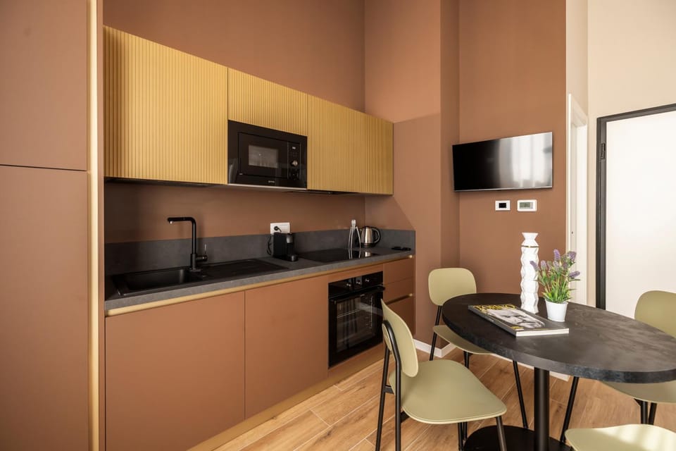 Kitchen or kitchenette, Dining area, oven, stove