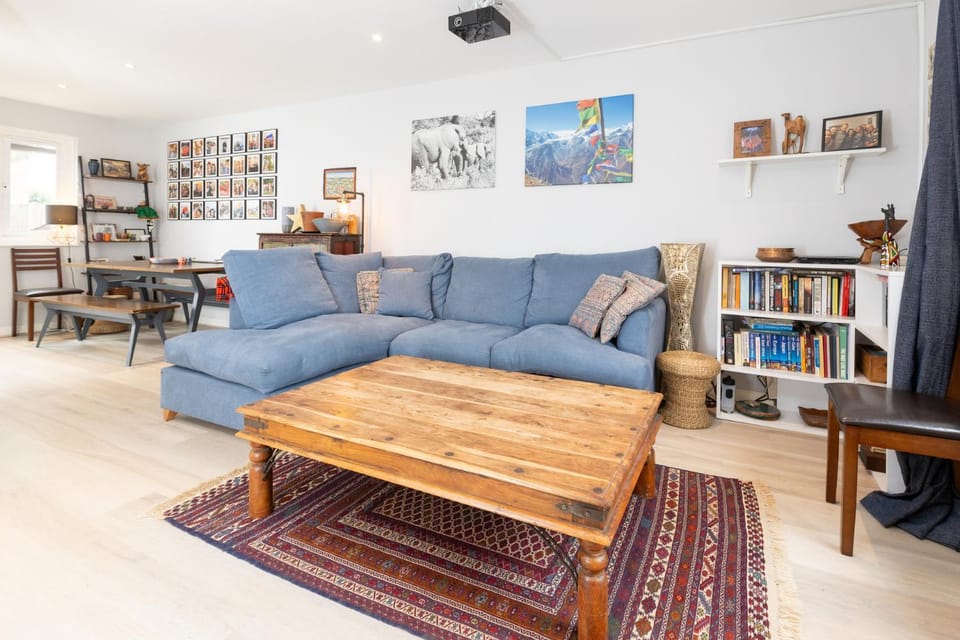 Cosy 2BDR Home with Garden Near Canada Water Apartment in London Borough of Southwark