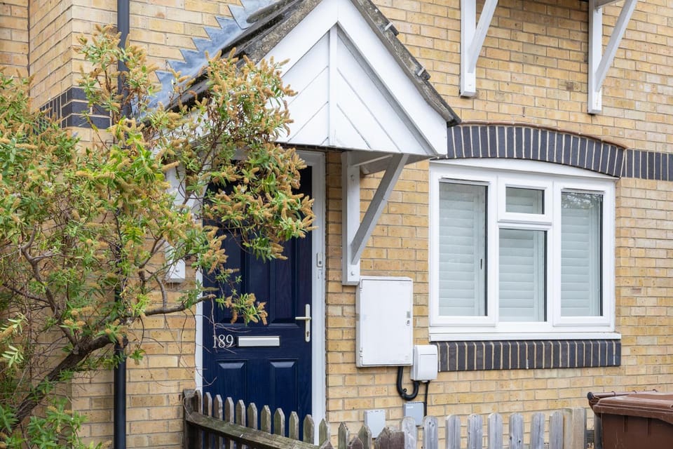 Cosy 2BDR Home with Garden Near Canada Water Apartment in London Borough of Southwark
