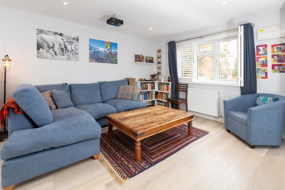 Cosy 2BDR Home with Garden Near Canada Water Apartment in London Borough of Southwark