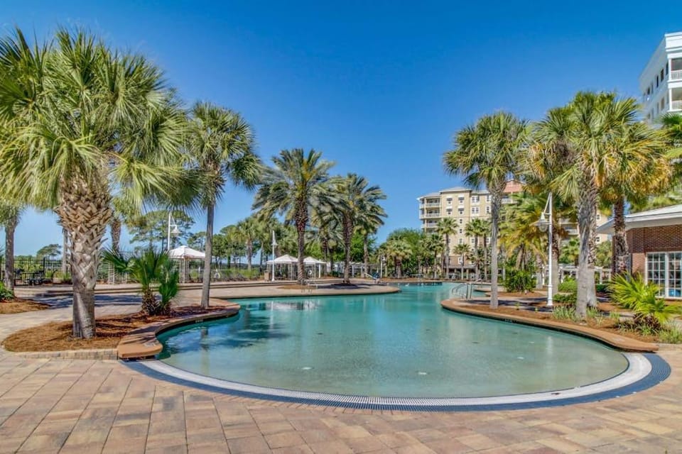 Bay-facing condo with majestic view & shared lagoon-style pool hot tub House in Lower Grand Lagoon