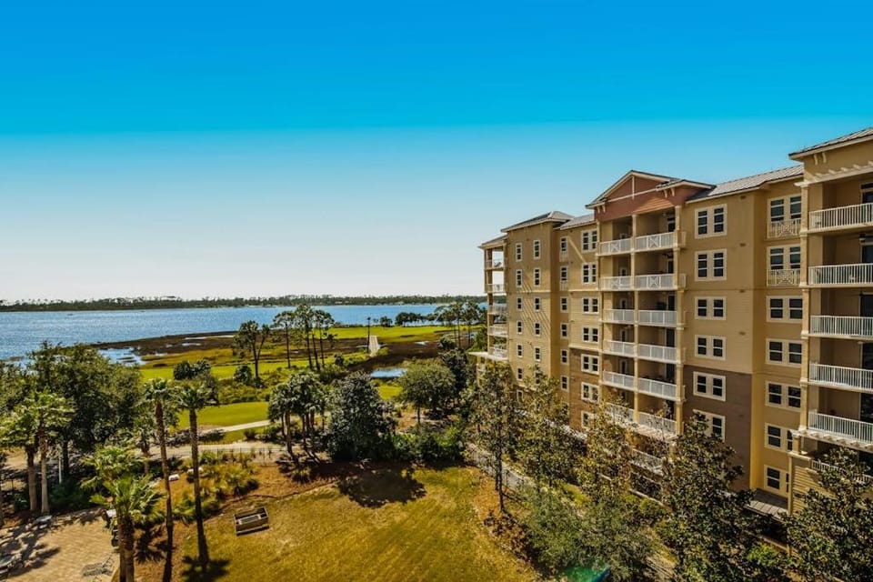 Bay-facing condo with majestic view & shared lagoon-style pool hot tub House in Lower Grand Lagoon