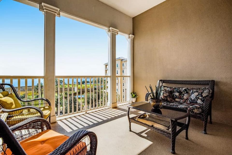 Bay-facing condo with majestic view & shared lagoon-style pool hot tub House in Lower Grand Lagoon