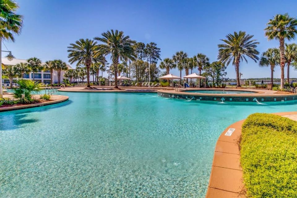 Waterfront condo with central AC and access to resort pool & hot tub House in Lower Grand Lagoon