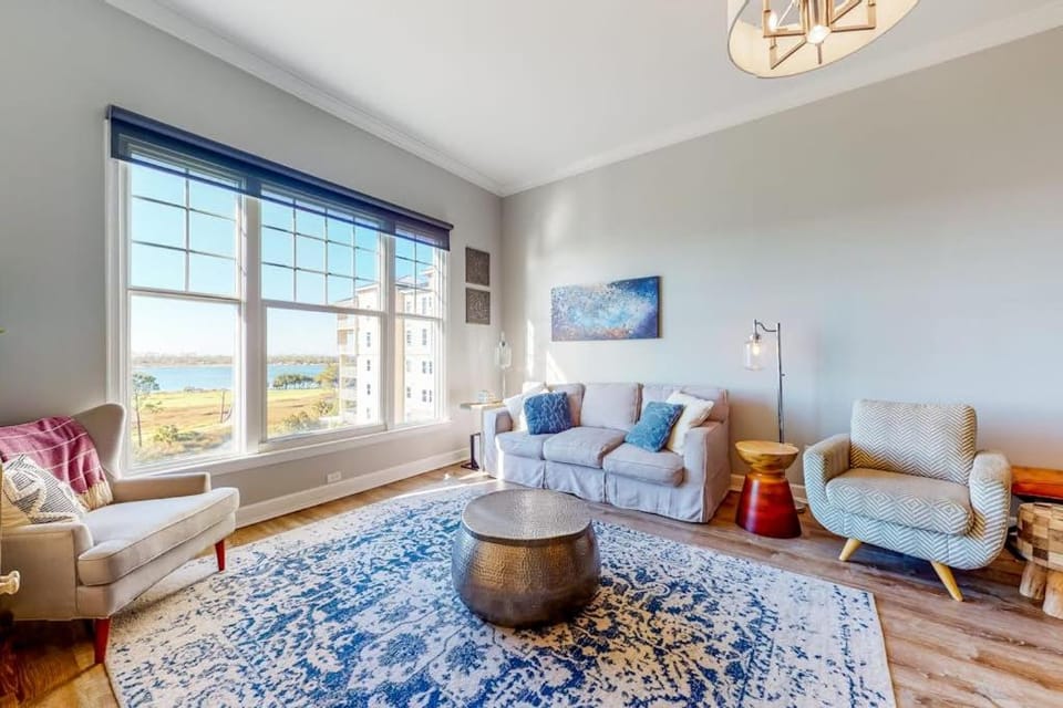 Waterfront condo with central AC and access to resort pool & hot tub House in Lower Grand Lagoon