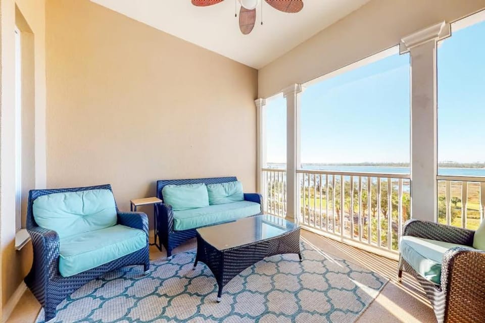 Waterfront condo with central AC and access to resort pool & hot tub House in Lower Grand Lagoon