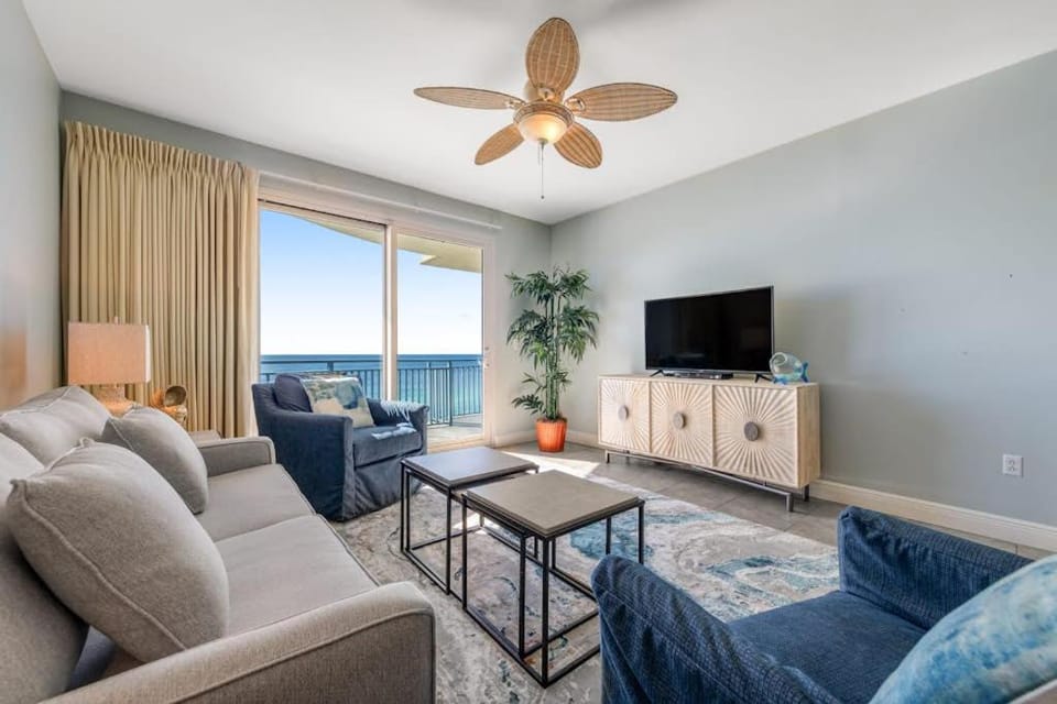 Spacious condo with breathtaking views & convenient location House in Panama City Beach
