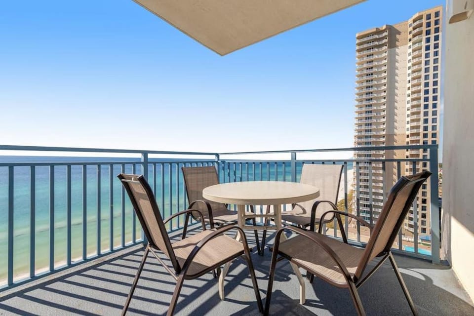 Spacious condo with breathtaking views & convenient location House in Panama City Beach