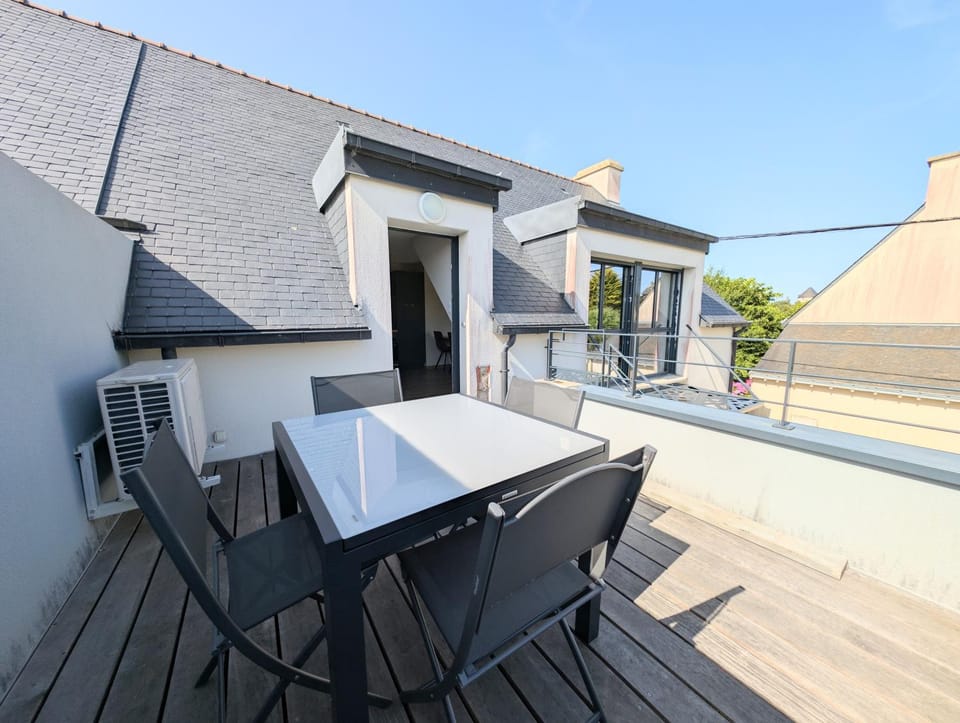 Property building, Balcony/Terrace, Dining area
