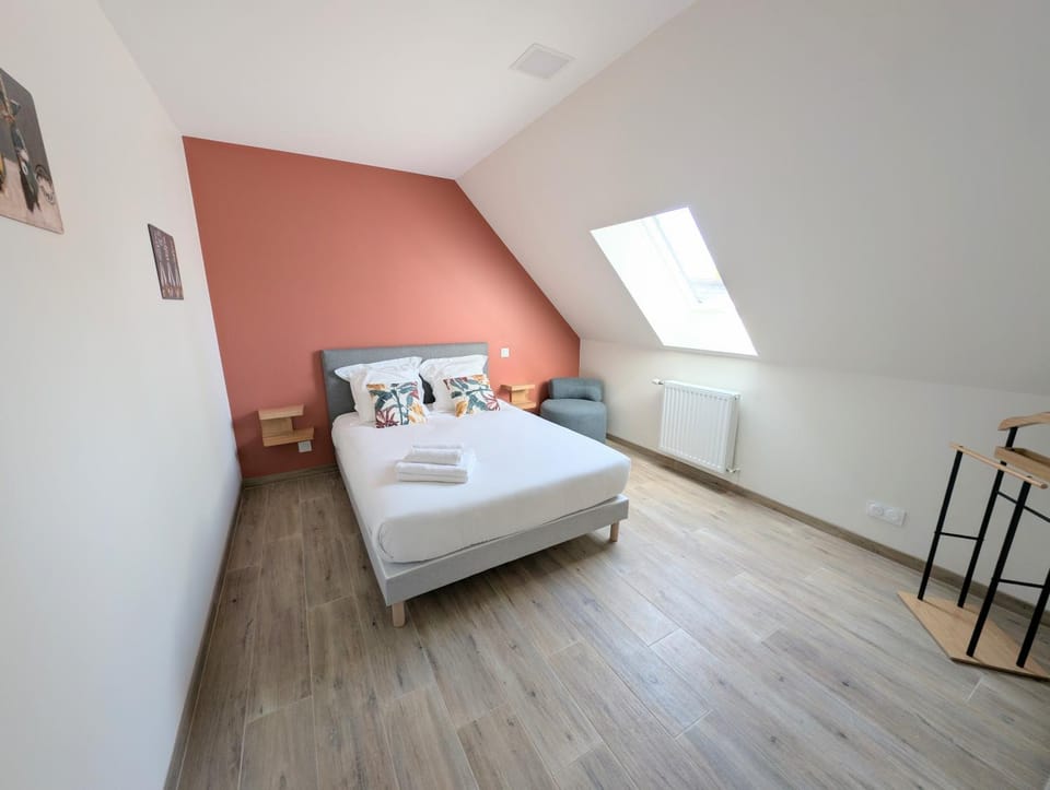 Bed, Photo of the whole room, Bedroom