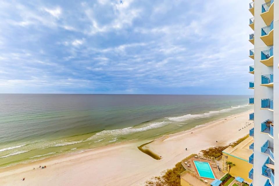 Gulf-front condo right on the beach with balcony pool & hot tub House in Panama City Beach